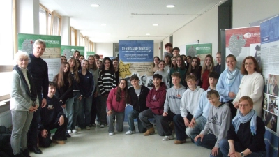 Gemeinsam besichtigen die deutschen und italienischen Schülerinnen und Schüler die Wanderausstellung „Vergissmeinicht – Nontiscordardimé“.  (Foto: Jasmin Kiendl)