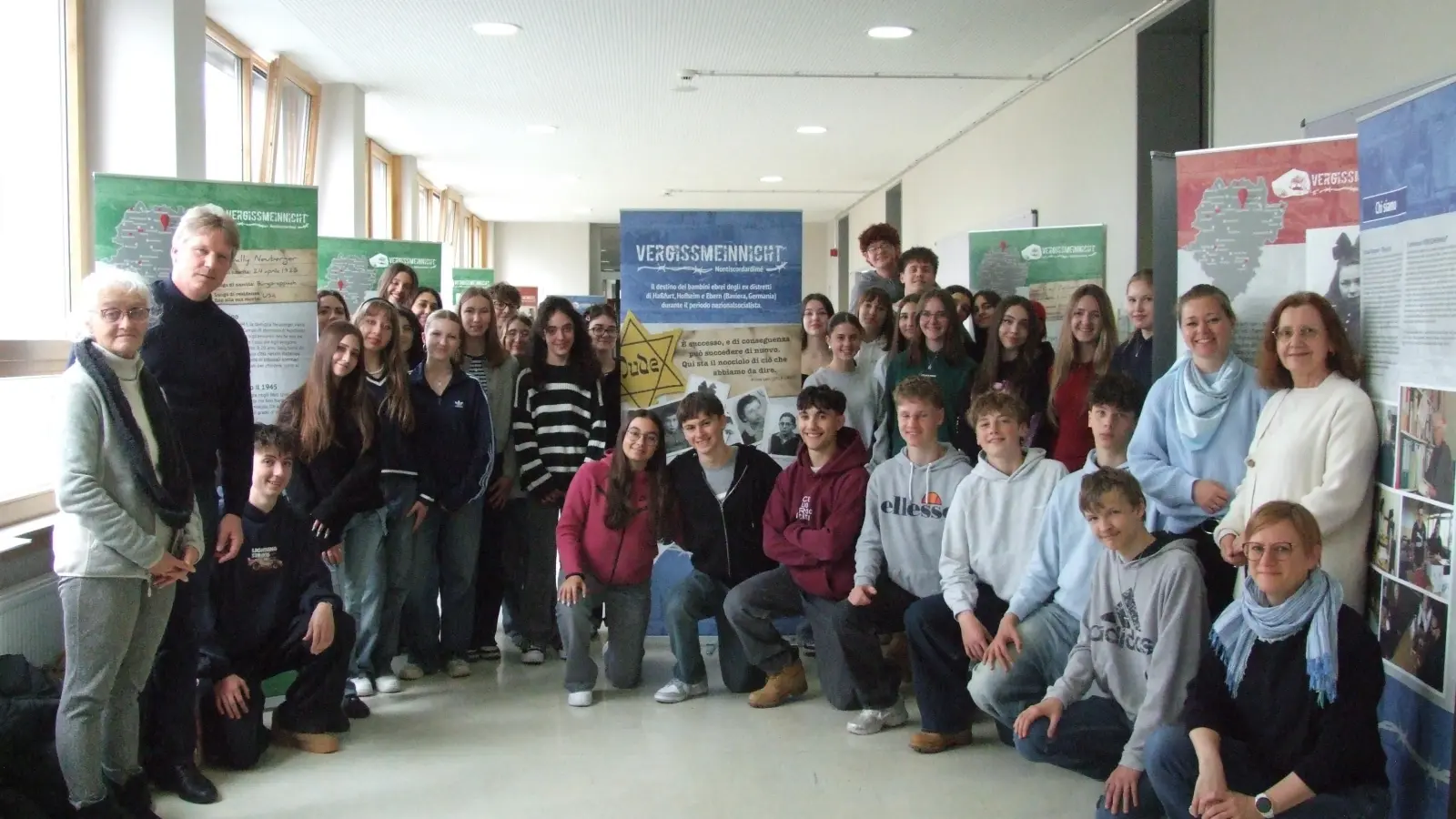 Gemeinsam besichtigen die deutschen und italienischen Schülerinnen und Schüler die Wanderausstellung „Vergissmeinicht – Nontiscordardimé“.  (Foto: Jasmin Kiendl)