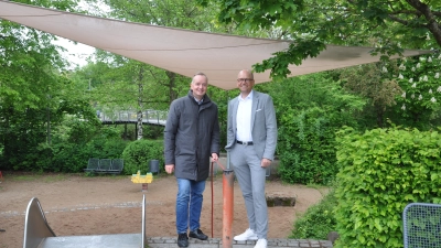 Freuen sich über das gemeinsam geschaffene Sonnensegel: Oberbürgermeister Thomas Deffner (links) und Sparkassen-Vorstandsvorsitzender Werner Frieß. (Foto: Jonas Volland)