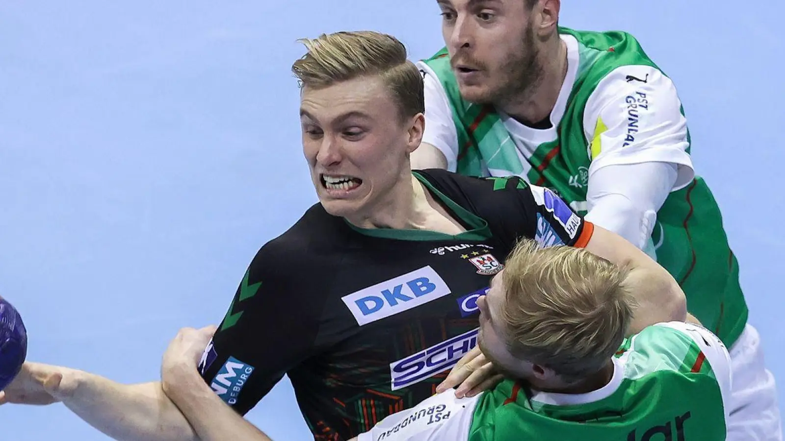 Gisli Kristjansson (l) und der SC Magdeburg setzten sich gegen die Füchse durch. (Foto: Ronny Hartmann/dpa)