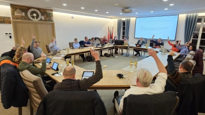 Zwölf dafür, vier dagegen: Mit einer Drei-Viertel-Mehrheit hat der Stadtrat von Leutershausen beschlossen, dass der Verwaltungsrat des Kommunalunternehmens KUL künftig in der Regel öffentlich tagen soll. (Foto: Wolfgang Grebenhof)