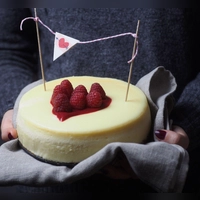 Käsekuchen ist nicht nur ein deutscher Klassiker: Die Franzosen nennen ihn Tarte au fromage blanc, die Italiener Torta di Ricotta und in den USA ist es der New York Cheesecake - hier im Foto eine Variante mit Himbeersauce.  (Foto: Doreen Hassek/dekoreenberlin.blogspot.com/dpa-tmn)
