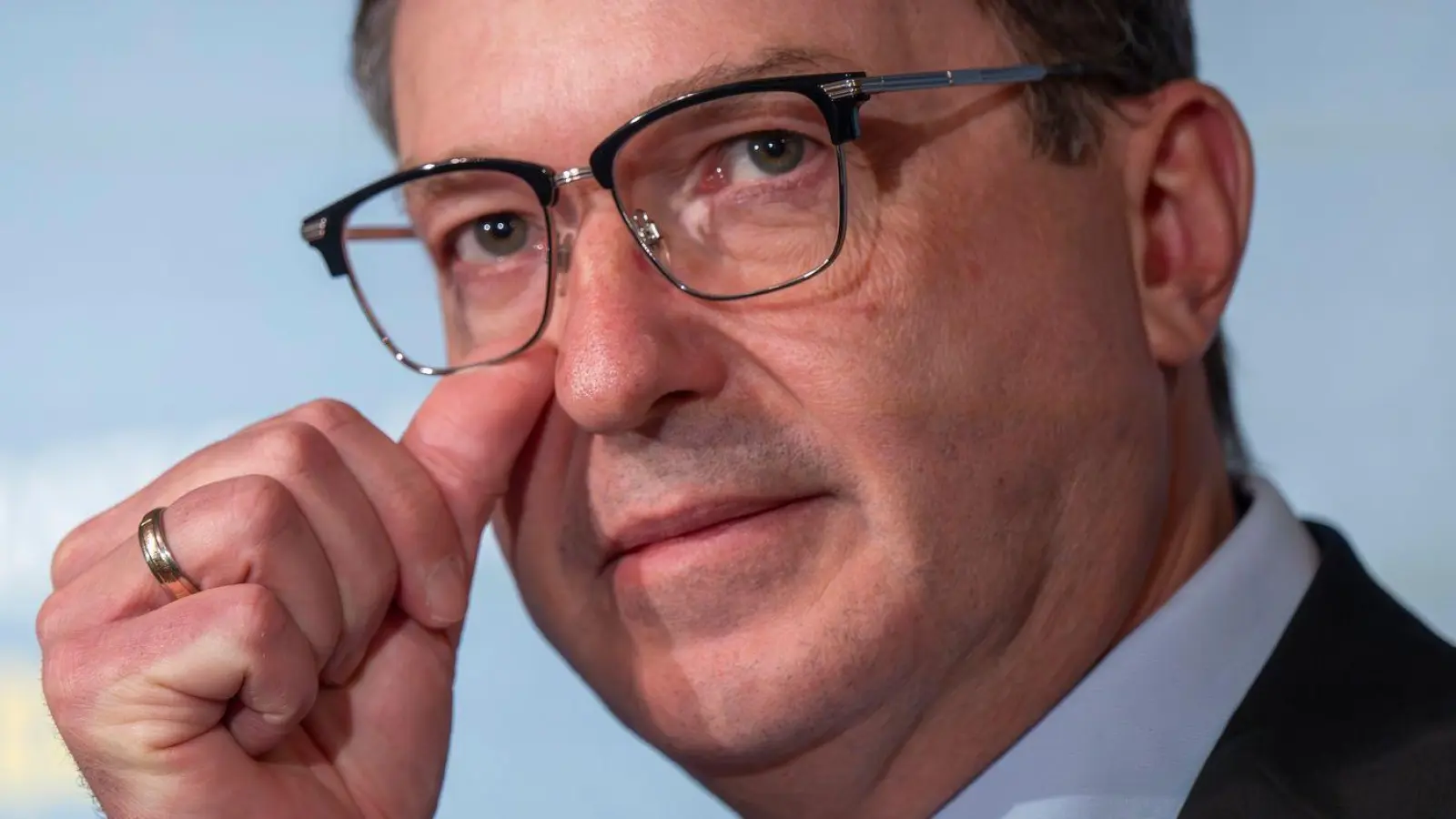 Bundesinnenminister Alexander Dobrindt will beim Thema Migration weiter Druck machen und die europäische Asylpolitik „schärfen und härten“ - konkrete Ergebnisse gab es beim Treffen mit seinen Amtskollegen in München aber keine.  (Foto: Peter Kneffel/dpa)