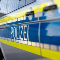 Die Polizei sperrt den Bereich ab. (Symbolbild) (Foto: Daniel Karmann/dpa)