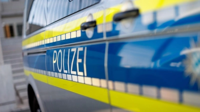 Die Polizei sperrt den Bereich ab. (Symbolbild) (Foto: Daniel Karmann/dpa)