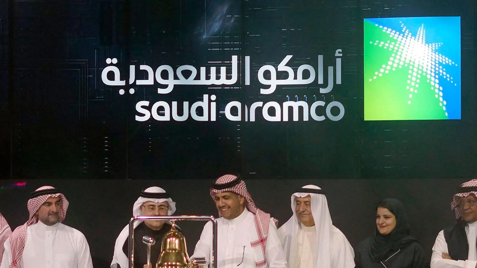 Die staatliche saudi-arabische Ölgesellschaft Aramco und Börsenbeamte feiern während der offiziellen Zeremonie, die das Debüt des Börsengangs (IPO) von Aramco an der Börse von Riad markiert. (Foto: Amr Nabil/AP/dpa)