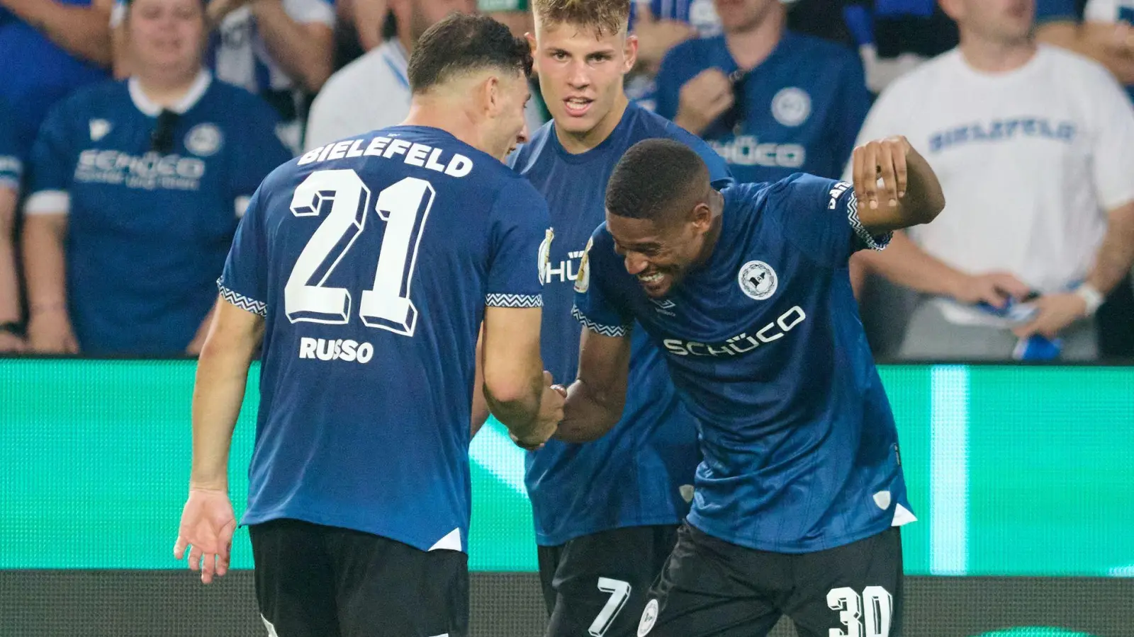 Isaiah Young und Stefano Russo jubeln über das entscheidende 1:0 für Bielefeld. (Foto: Bernd Thissen/dpa)