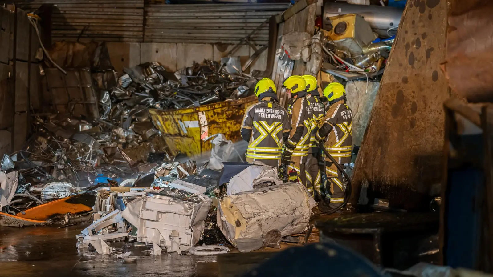 Aus einem Schrottcontainer in Emskirchen hat es am Donnerstagabend gequalmt. (Foto: Mirko Fryska)