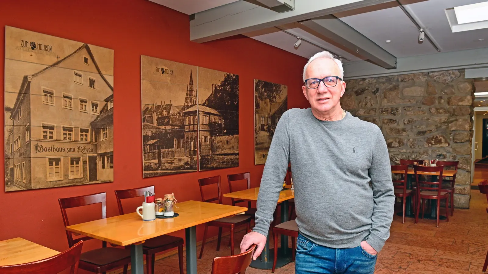 Das Mauerstück hinter dem Wirt des „Mohren“ lässt auf die lange Geschichte des Gasthauses schließen. Und Sotirios Dossis wird diese noch eine Weile weiter vorantreiben. (Foto: Jim Albright)