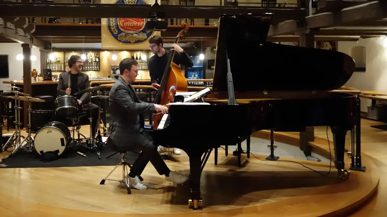 Gestalteten bei den Uffenheimer Kammermusik-Freunden das letzte Konzert im Jahr: der Pianist Frank Dupree, der Schlagzeuger Meinhard „Obi“ Jenne und der Kontrabassist Jakob Krupp. (Foto: Marion Etienne)