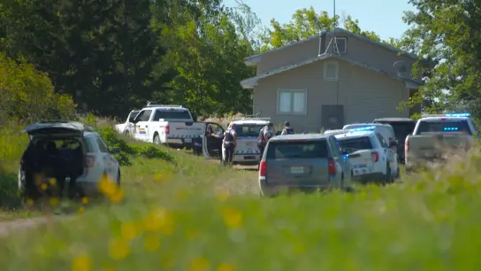 Kanadische Strafverfolgungsbehörden umstellen ein Haus im James Smith Cree First Nation Reservat, während sie nach einem Verdächtigen in einer Reihe von Messerangriffen suchen. (Foto: Robert Bumsted/AP/dpa)
