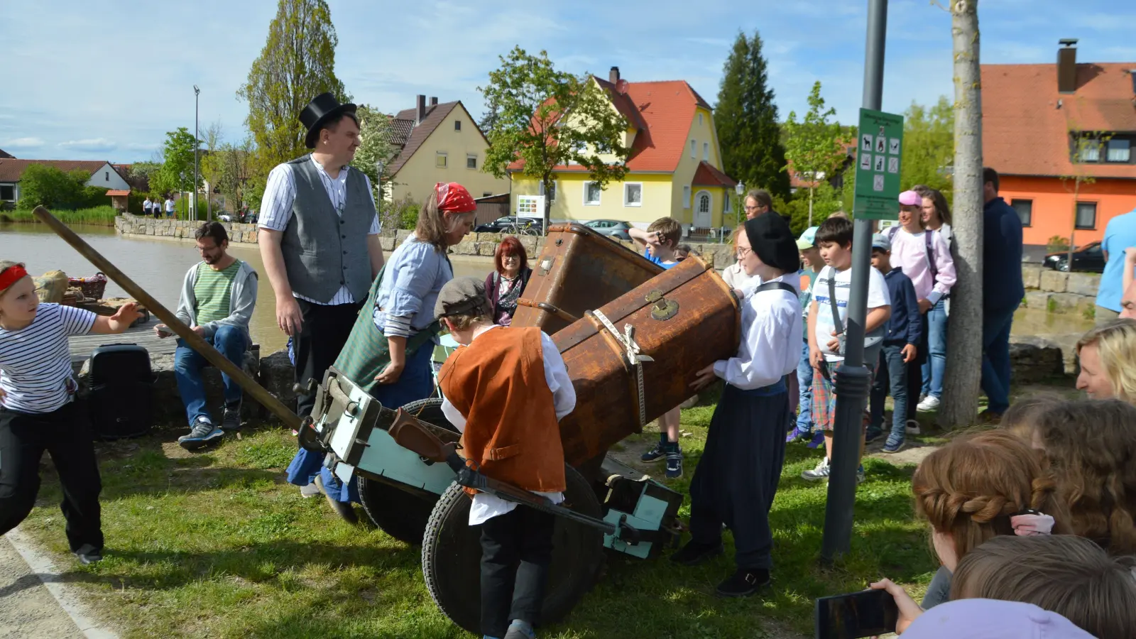 Der Nachwuchs der Passionsspielgemeinschaft probt zusammen mit Vorsitzendem Max Wechsler (mit Zylinder) und Pädagogin Tanja Jordan (rotes Kopftuch) am Stadtsee für ihre Premiere. (Foto: Martina Hinkelmann)