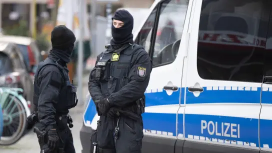 Polizeibeamte während einer Razzia gegen sogenannte „Reichsbürger“ in Frankfurt. (Foto: Boris Roessler/dpa)