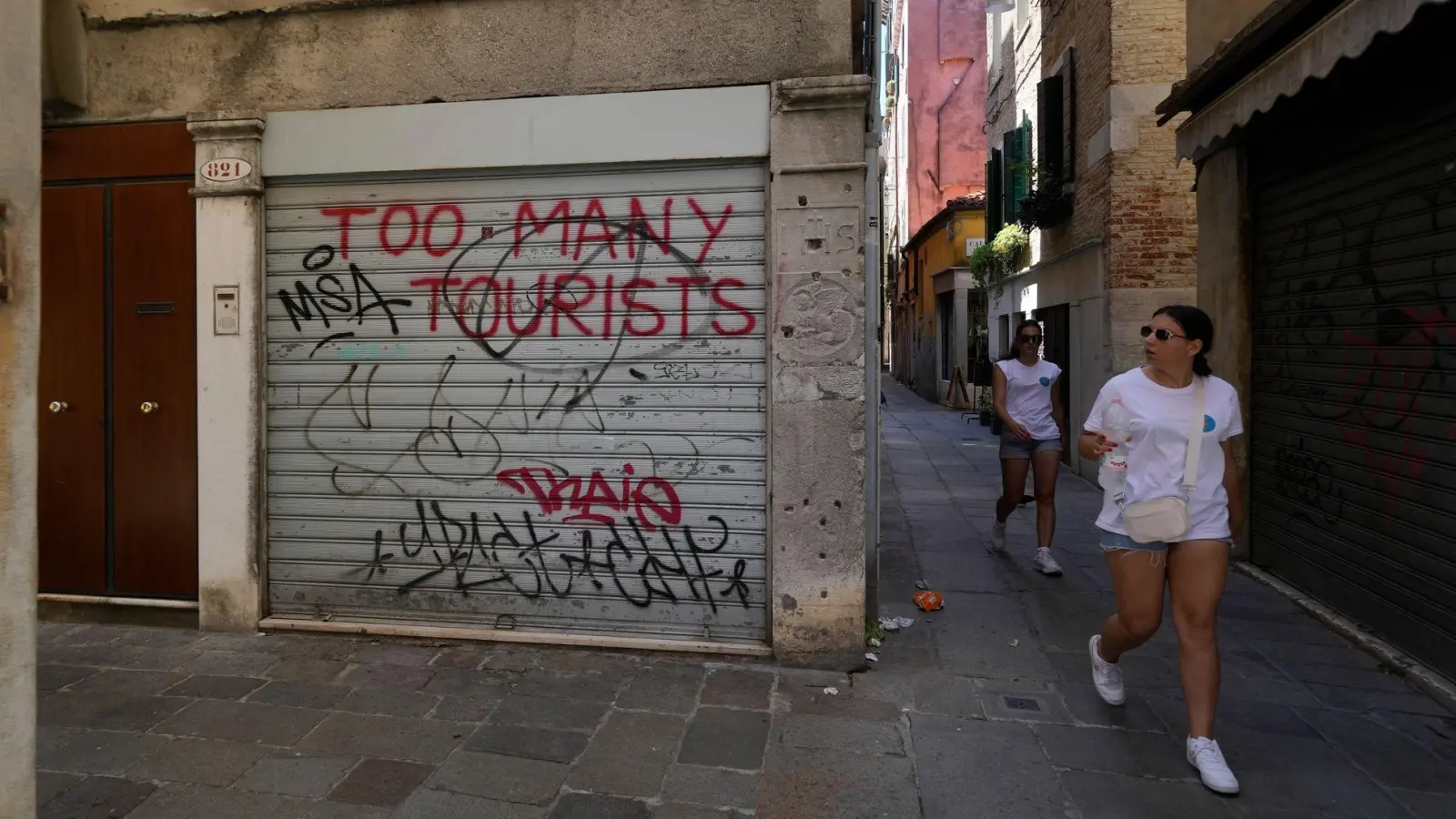 Nicht alle Touristen sind willkommen: Laut Regionalpräsident Zaia will die Region „kein fruchtbarer Boden für den Proletentourismus werden“. (Symbolbild) (Foto: Luca Bruno/AP/dpa)