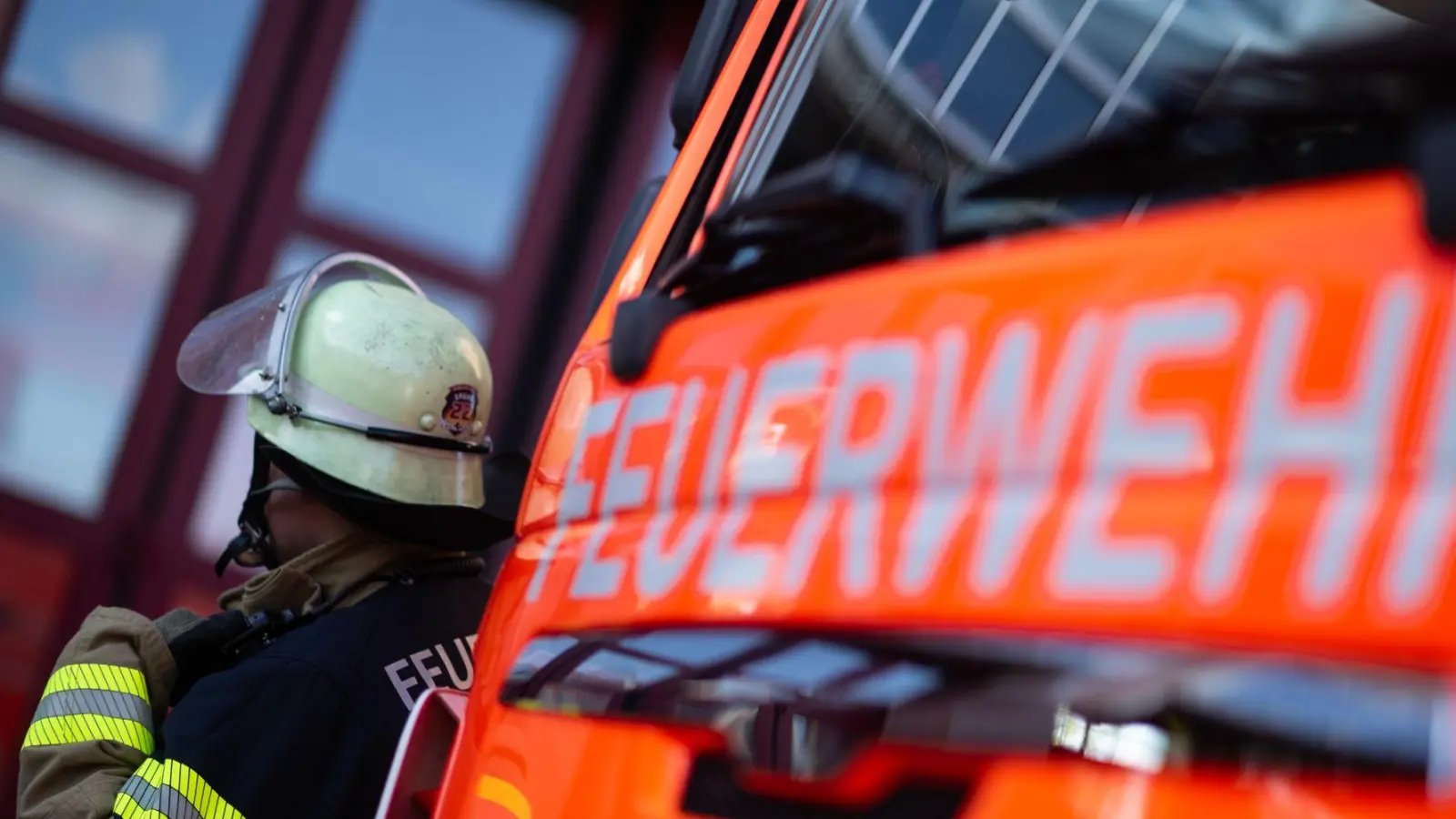 Rund 110 Kräfte sind im Einsatz. (Symbolbild) (Foto: Marijan Murat/dpa)