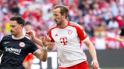 Harry Kane (r) von München und Robin Koch von Frankfurt kämpfen um den Ball. (Foto: Sven Hoppe/dpa)