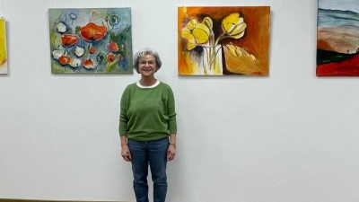 Renate Appel vor einem Teil jener Kunstwerke, die sie aktuell im Haus der Kirche in Uffenheim ausstellt. Bis August ist die Schau dort noch zu sehen.  (Foto: Isgard Peter)