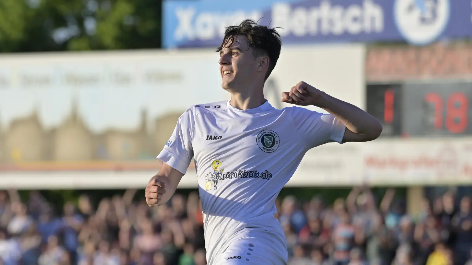 „Im Moment nicht wegzudenken“: Pepe Brekner, hier nach dem Torjubel gegen die DJK Gebenbach, hat sich bei der SpVgg Ansbach in der Rückrunde enorm gut entwickelt. (Foto: Martin Rügner)