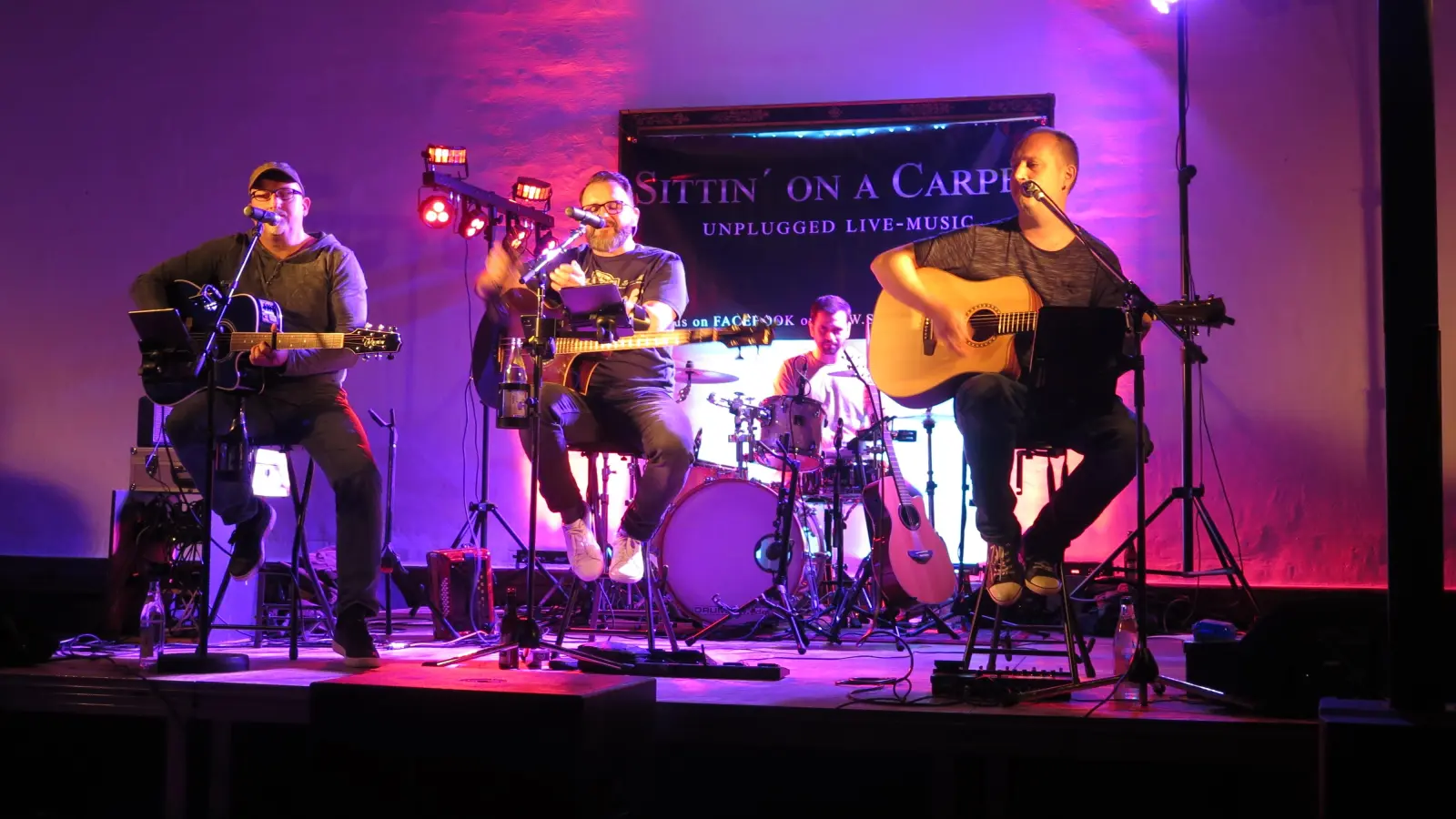 Mit handgemachter Gitarrenmusik unplugged begeisterte die Formation „Sittin on a Carpet“ die Zuhörerinnen und Zuhörer. (Foto: Alexander Schäffer)