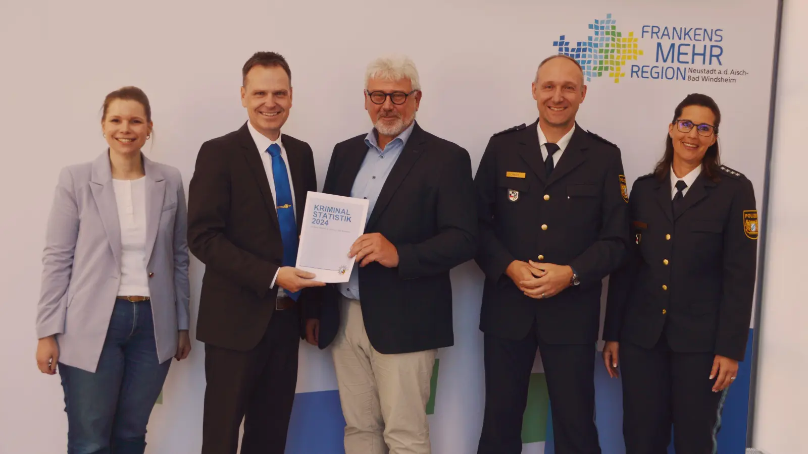 Freuen sich über den sicheren Landkreis Neustadt/Aisch-Bad Windsheim (von links): die Abteilungsleiterin für öffentliche Sicherheit und Ordnung am Landratsamt Franziska Zeilinger-Latka, Dr. Christian von Dobschütz, Hermann Struhler, Carsten Keller und die Neustädter Vize-Polizeichefin Sonja Sachs. (Foto: Johannes Zimmermann)