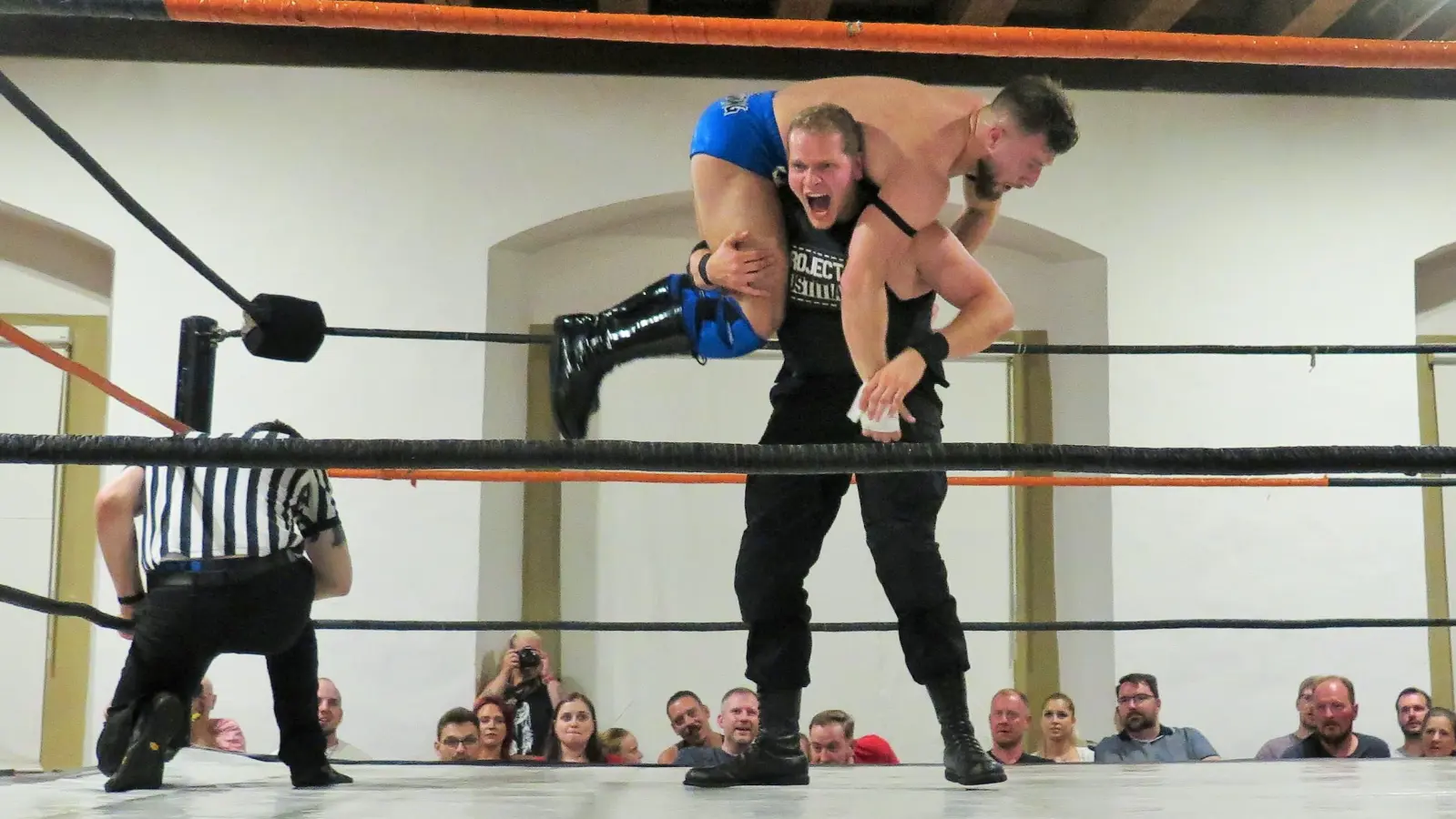 Ein hohes Maß an Kraft, Technik und natürlich Unterhaltung konnten die Gäste beim ersten Wrestling-Event in der Dinkelsbühler Schranne erleben. (Foto: Alexander Schäffer)