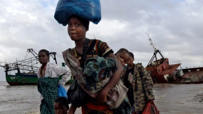 In Mosambik wollten Menschen mit einem Fischerboot vor einer Choleraepidemie fliehen. (Archivbild) (Foto: Tsvangirayi Mukwazhi/AP/dpa)