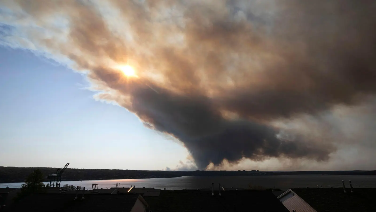 Rauchschwaden am Himmel über Halifax. (Foto: Kelly Clark/The Canadian Press/AP/dpa)