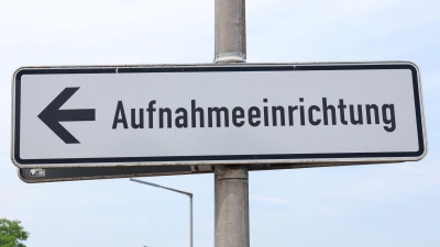 Bayerns Innenminister sieht eine erste Entlastung für die Kommunen bei der Asyl-Unterbringung. (Archivbild) (Foto: Daniel Löb/dpa)