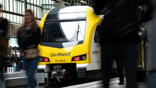 Ein Zug des Typs FLIRT des Zugbetreibers Go-Ahead steht am Stuttgarter Hauptbahnhof. (Foto: Fabian Sommer/dpa/Archivbild)