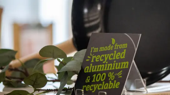 Besteht aus recyceltem Material und wird recycelbar sein, wenn man das Produkt entsorgt: Damit warb zum Beispiel die Firma Russell Hobbs für seine Pfannen auf der Messe Ambiente in Frankfurt. (Foto: Franziska Gabbert/dpa-tmn)