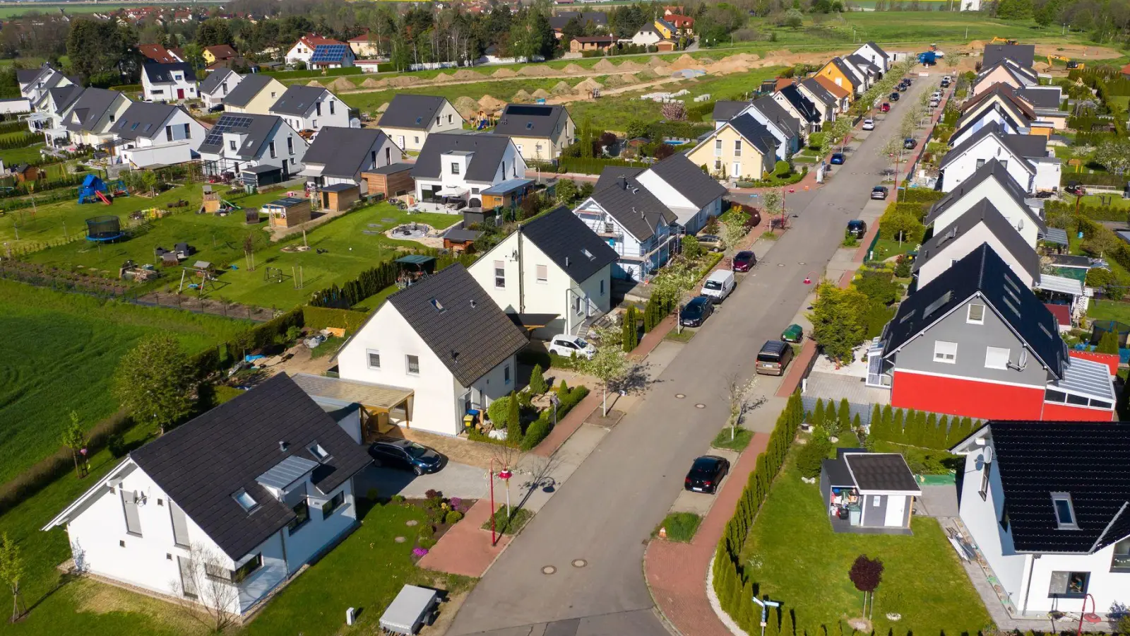 Ist für eine Mehrheit der Deutschen der Wohntraum: das freistehende Einfamilienhaus. (Symbolbild) (Foto: Jan Woitas/dpa-Zentralbild/dpa)
