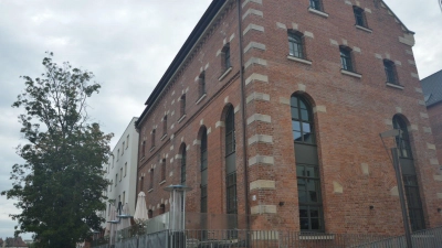 Vor allem um dieses Haus, in dem im Erdgeschoss eine Gastronomie untergebracht ist und oben Wohnungen sind, geht es. Die Käufer der Wohnungen warten noch immer auf die von Falko Weber zugesicherten Sanierungsnachweise.  (Foto: Patrick Lauer )