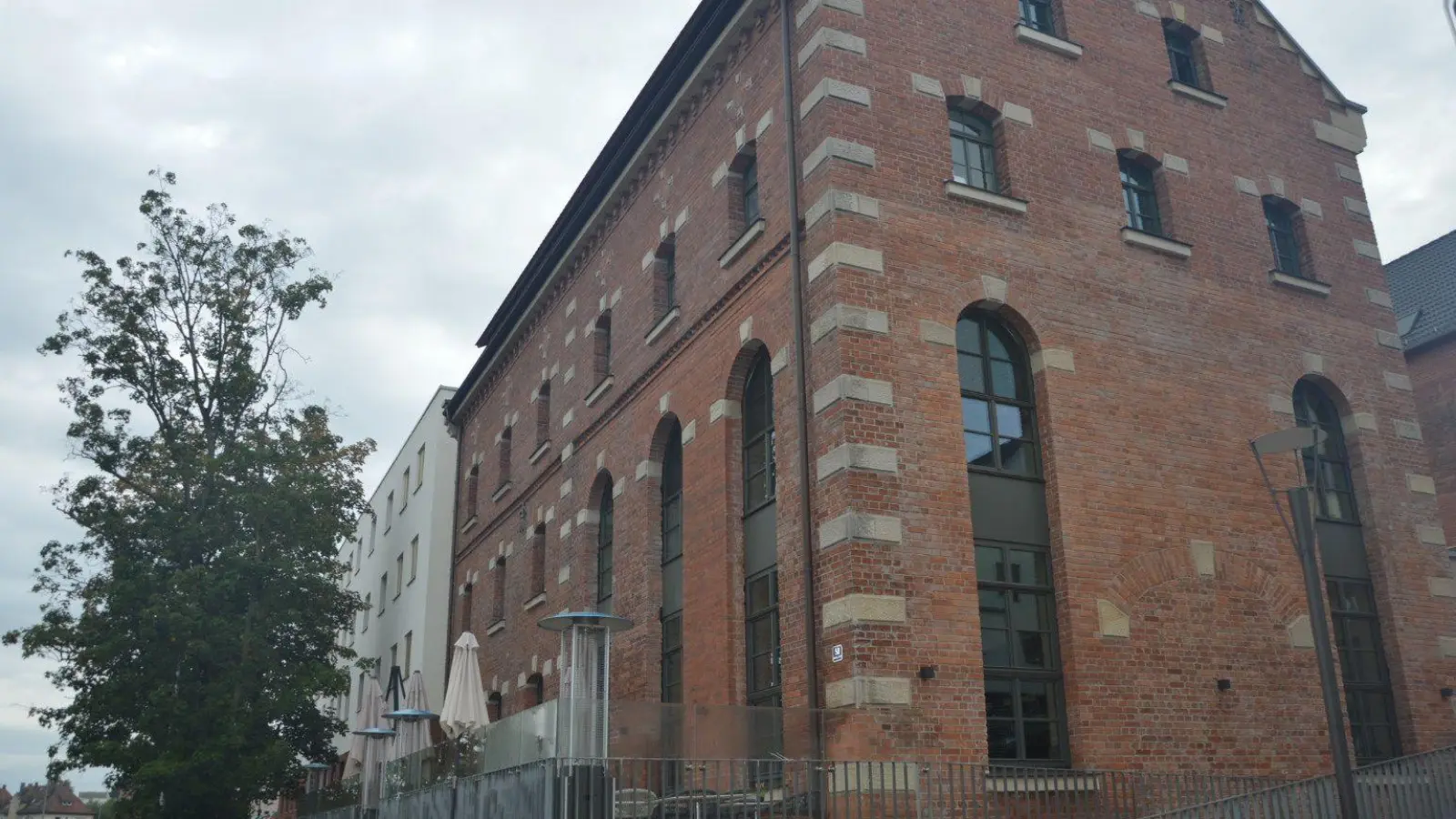 Vor allem um dieses Haus, in dem im Erdgeschoss eine Gastronomie untergebracht ist und oben Wohnungen sind, geht es. Die Käufer der Wohnungen warten noch immer auf die von Falko Weber zugesicherten Sanierungsnachweise.  (Foto: Patrick Lauer )