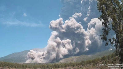 Die Behörden richteten eine Sperrzone rund um den Vulkan ein. (Foto: Badan Geologi/Badan Geologi/AP/dpa)