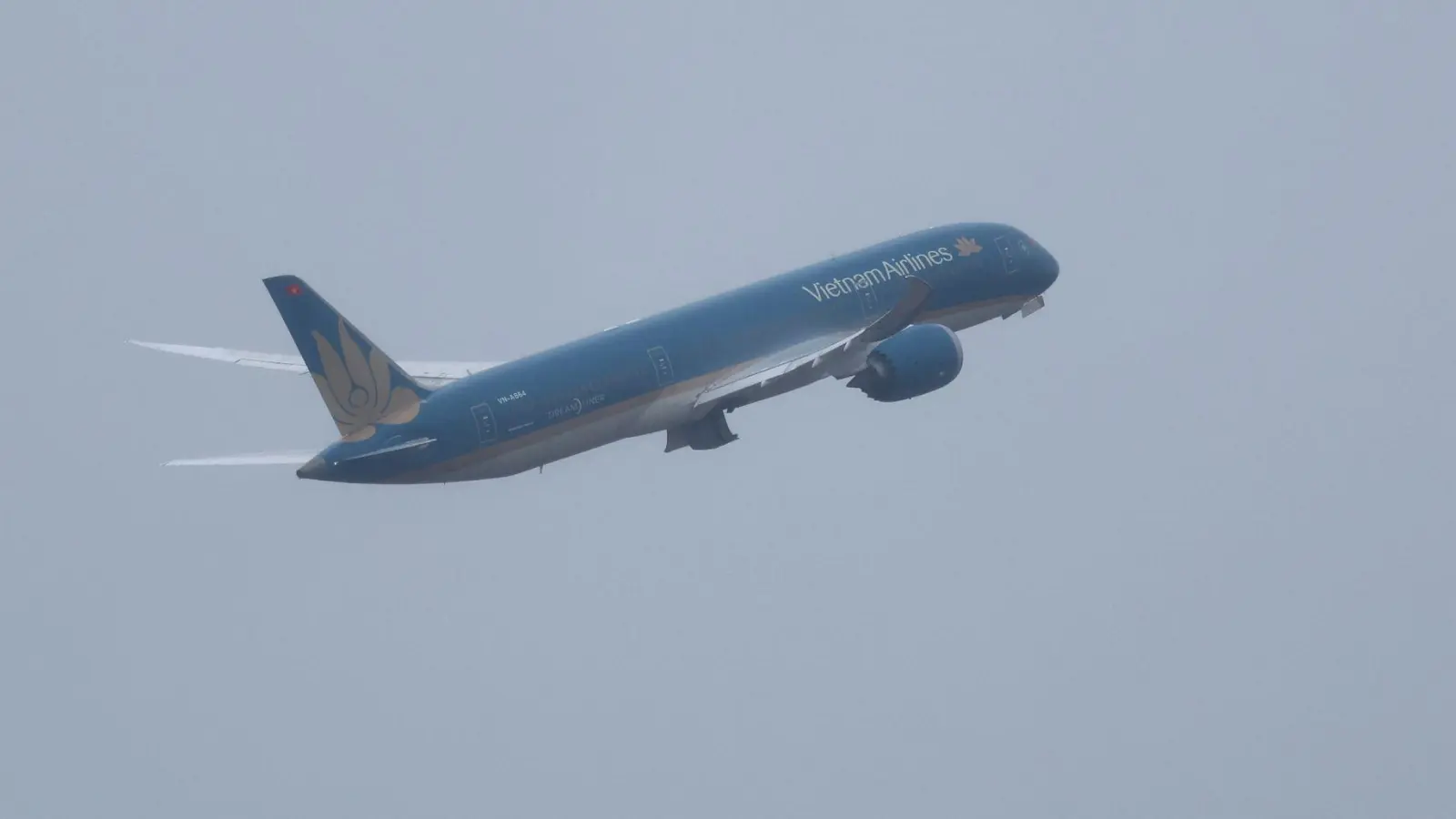 Bevor das Flugzeug am Samstag wieder landen konnte, musste es tonnenweise Kerosin ablassen.  (Foto: Karl-Josef Hildenbrand/dpa)
