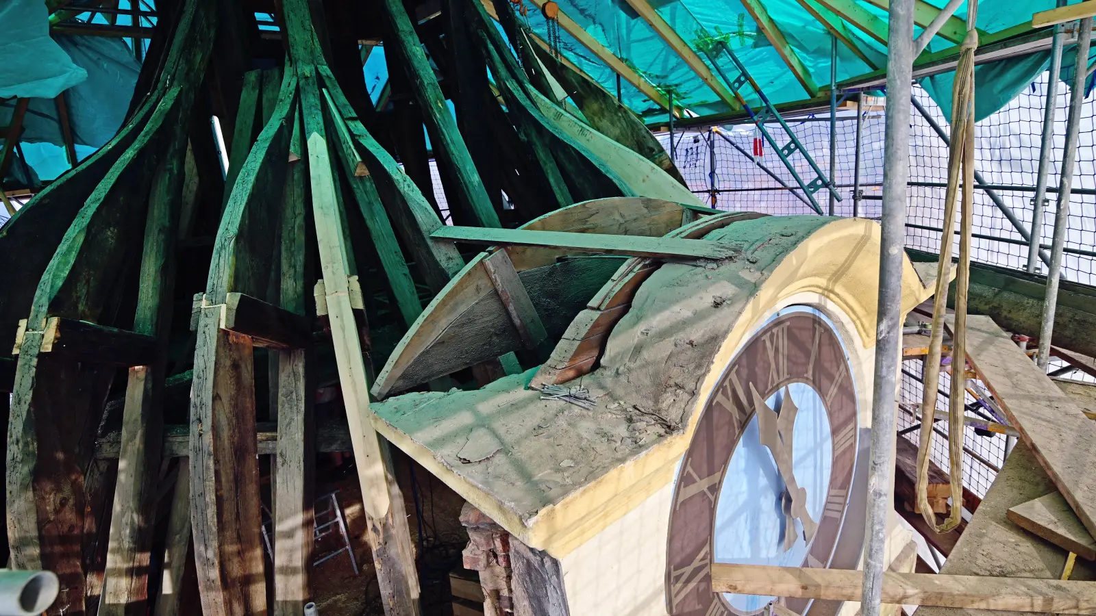 Am Herrieder Tor wird unter anderem das marode Tragwerk der Turmhaube saniert. Verfaulte Balken werden ausgetauscht oder ausgebessert. Vorne ist eine der Turmuhren zu sehen. (Foto: Jim Albright)