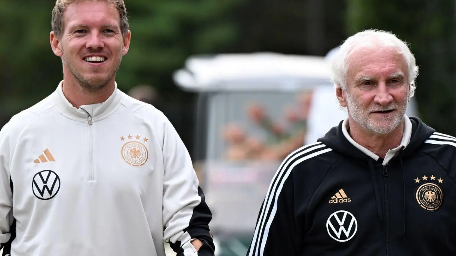 Bundestrainer Julian Nagelsmann (l) und DFB-Sportdirektor Rudi Völler. Beide äußern sich zum Bundesliga-Topspiel am Samstag. (Foto: Federico Gambarini/dpa)