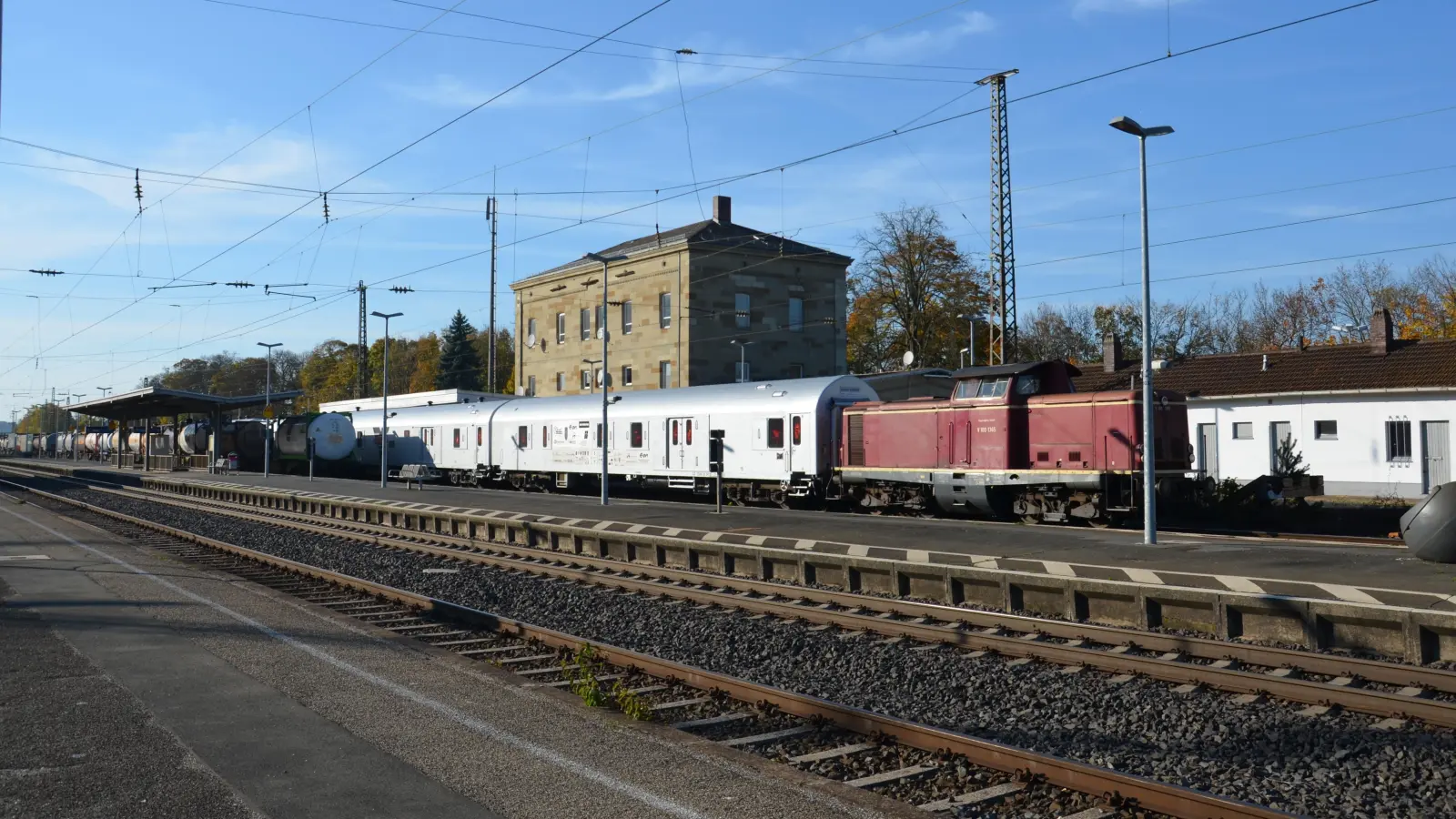Weil sich Kinder im Gleisbereich tummelten, wurde am Freitagabend der Bahnhof in Neustadt gesperrt.  (Archivbild: Petra Lauer)