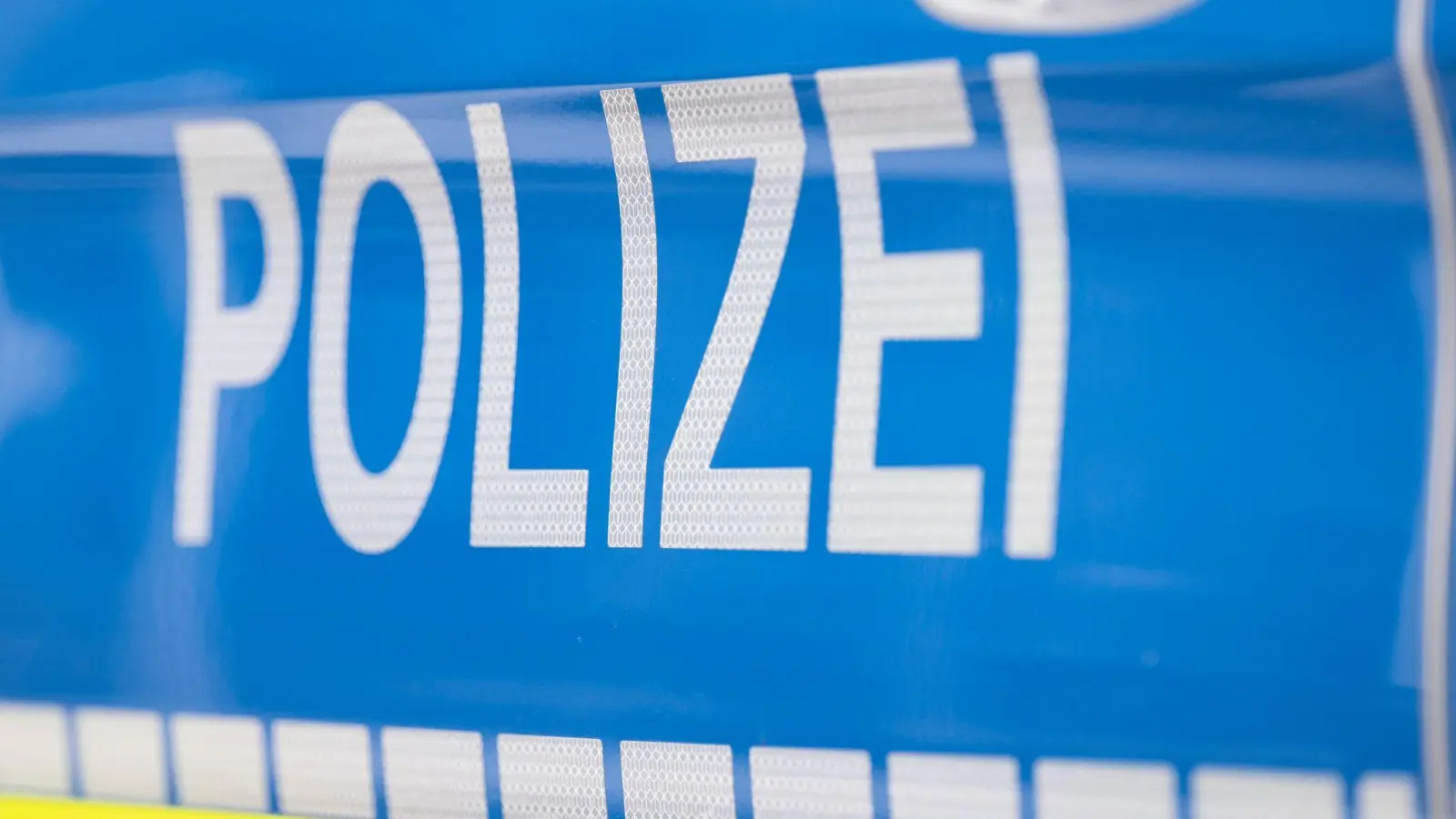 Die Polizei rätselt nach dem Vorfall über das zurückgelassene dritte Fahrzeug. Dieses wollten die Täter eigentlich auch stehlen. (Symbolbild)  (Foto: Boris Roessler/dpa)