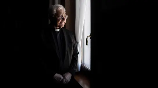 Kardinal Müller sieht während eines Gespräches mit der dpa aus dem Fenster in seinem Arbeitszimmer. (Foto: Oliver Weiken/dpa)