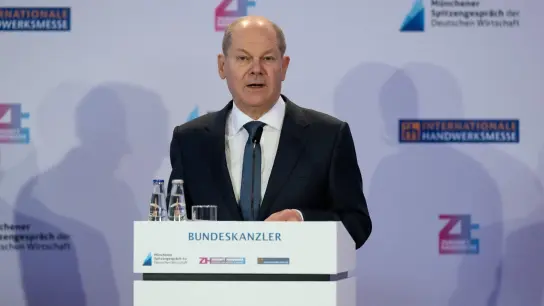 Bundeskanzler Olaf Scholz (SPD) nach dem Münchener Spitzengespräch während einer Pressekonferenz. (Foto: Sven Hoppe/dpa)
