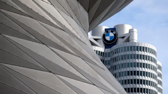 Das Logo von BMW ist an der Firmenzentrale zu sehen. (Foto: Sven Hoppe/dpa/Archivbild)