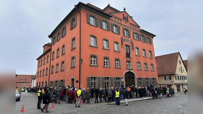 In dichten Reihen bildeten die Teilnehmenden bei der Solidaritätsaktion für Yasmin Hübel eine Menschenkette um das Dinkelsbühler Rathaus. (Foto: Martina Haas)