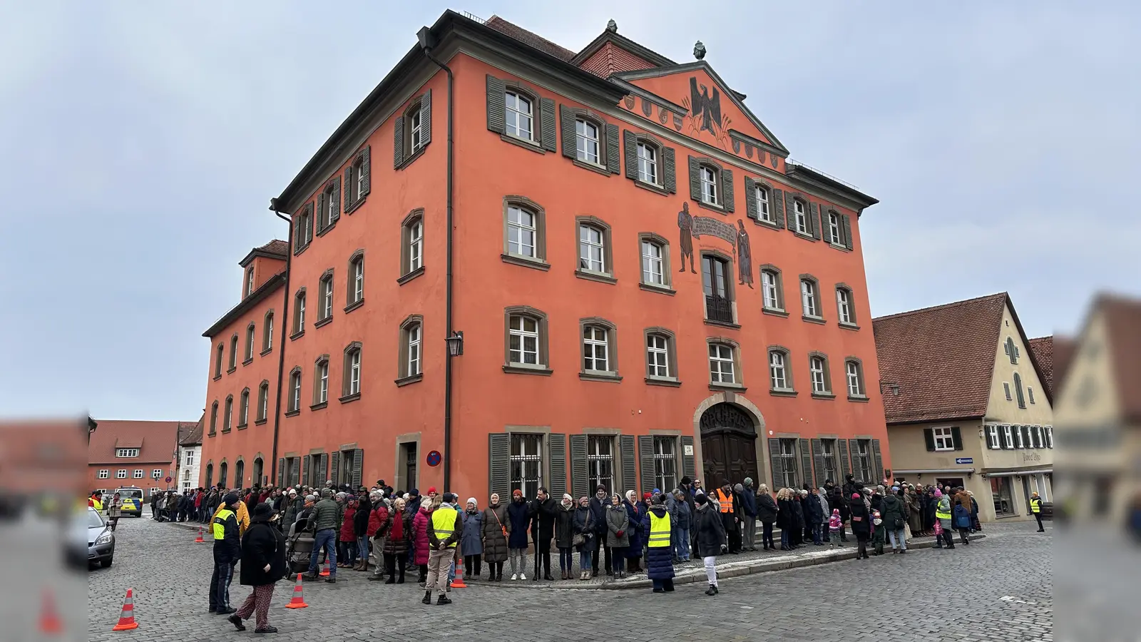 In dichten Reihen bildeten die Teilnehmenden bei der Solidaritätsaktion für Yasmin Hübel eine Menschenkette um das Dinkelsbühler Rathaus. (Foto: Martina Haas)