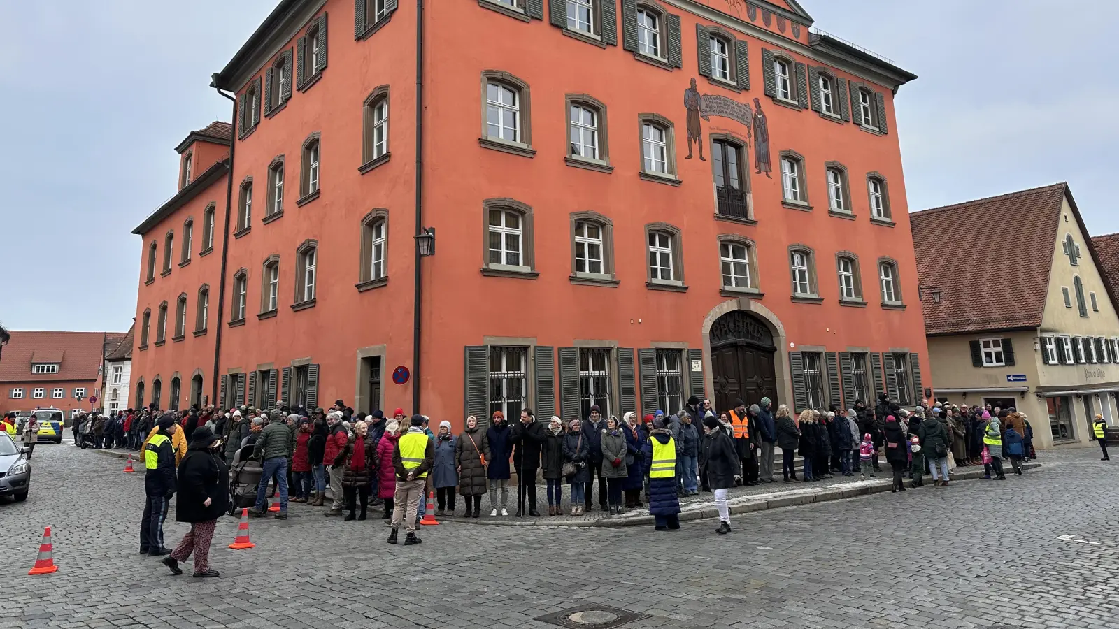 In dichten Reihen bildeten die Teilnehmenden bei der Solidaritätsaktion für Yasmin Hübel eine Menschenkette um das Dinkelsbühler Rathaus. (Foto: Martina Haas)