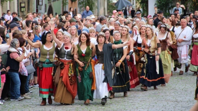 Die Marketenderinnen marschieren am Montagabend mit Krönchen auf den Marktplatz. Sind sie die Königinnen des Festspiels? (Foto: Clarissa Kleinschrot)