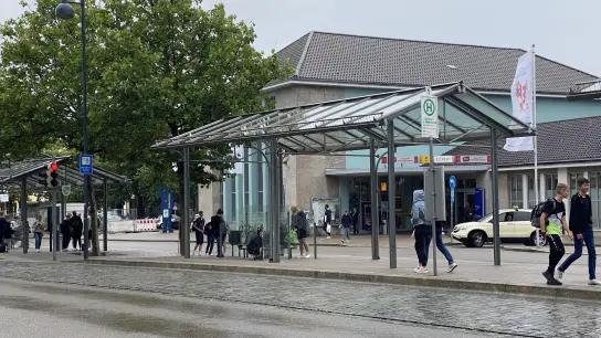 Die Polizei sucht Zeugen, die am Ansbacher Bahnhofsplatz einen jungen Mann mit Pferdeschwanz gesehen haben.  (Foto: Manfred Blendinger)