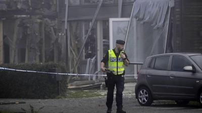 Polizeieinsatz in Uppsala. In Schweden eskaliert die Bandengewalt. Die Regierung holt nun die Streitkräfte zu Hilfe. (Foto: Anders Wiklund/TT News Agency/AP/dpa)