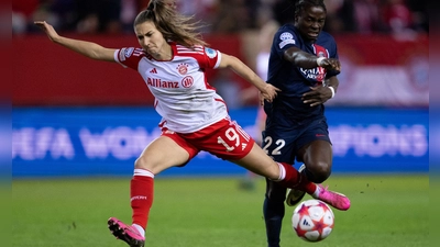 Katharina Naschenweng (links) bleibt weiterhin beim FC Bayern. (Archivbild) (Foto: Sven Hoppe/dpa)