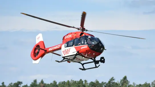 Ein Team der DRF Luftrettung kam aus Nürnberg, um den schwerverletzten 38-Jährigen aus Herrieden in eine Klinik zu fliegen.  (Foto: Manfred Blendinger)